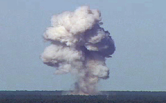 Взрыв ​бомбы GBU-43/B&nbsp;во время испытаний во Флориде. 21 ноября 2003 года


