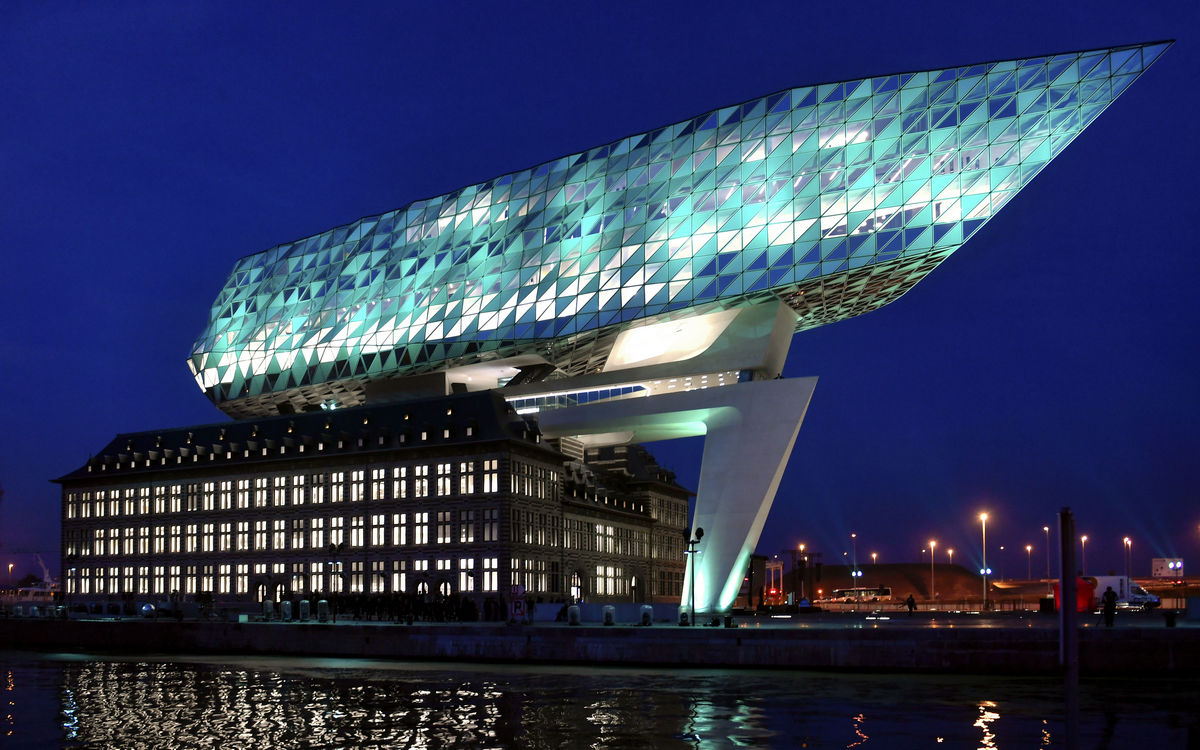 Здание администрации порта в Антверпене напоминает по форме два главных символа бельгийского города&nbsp;&mdash; корабль и бриллиант. Его фасады выполнены из стекла и стали