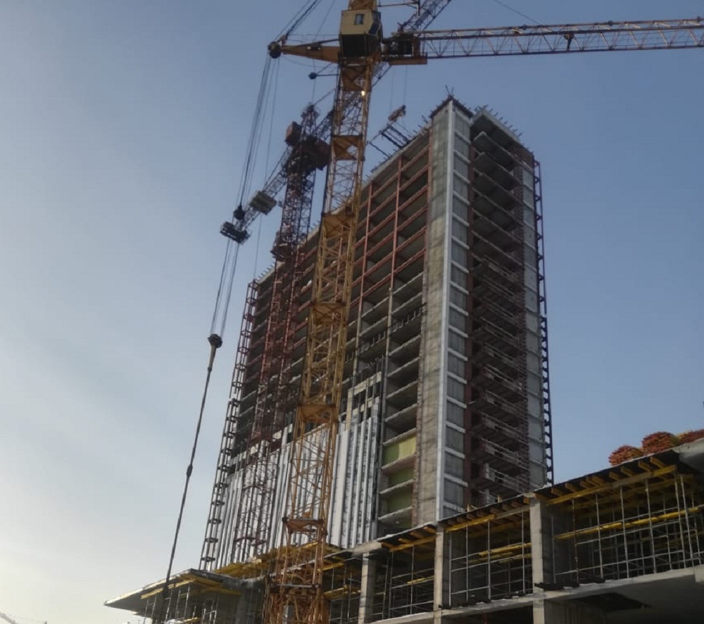 Высоту здания гостиницы увеличили на 13 метров &mdash; до 25 этажей с помощью надстройки металлического каркаса, как и предполагается проектом