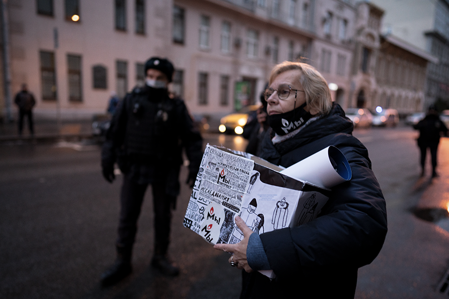 На фото: у здания Верховного суда в день рассмотрения требования прокуратуры о ликвидации &laquo;Мемориала&raquo;, 28 декабря 2021 года.

В 2014 году юрлица &laquo;Мемориала&raquo; попали в реестр НКО-иноагентов, в 2016 году туда включили и международный &laquo;Мемориал&raquo;. В декабре 2021 года Верховный суд его ликвидировал. Поводом стали неоднократные нарушения закона об иноагентах, в том числе в части маркировки материалов. Прокуратура на прениях сторон обвинила организацию в спекуляции на теме политрепрессий и создании &laquo;лживого образа СССР как террористического государства&raquo;. На следующий день Мосгорсуд ликвидировал правозащитный центр &laquo;Мемориал&raquo;.

В поддержку &laquo;Мемориала&raquo; и его структур высказались многие общественные деятели в России и за рубежом. Среди них&nbsp;&mdash; нобелевские лауреаты Михаил Горбачев и Дмитрий Муратов, писатель и артист Стивен Фрай, драматург Том Стоппард, журналист Владимир Познер, несколько десятков академиков и членов-корреспондентов РАН. В президентском Совете по правам человека назвали ликвидацию &laquo;Мемориала&raquo; чрезвычайной мерой