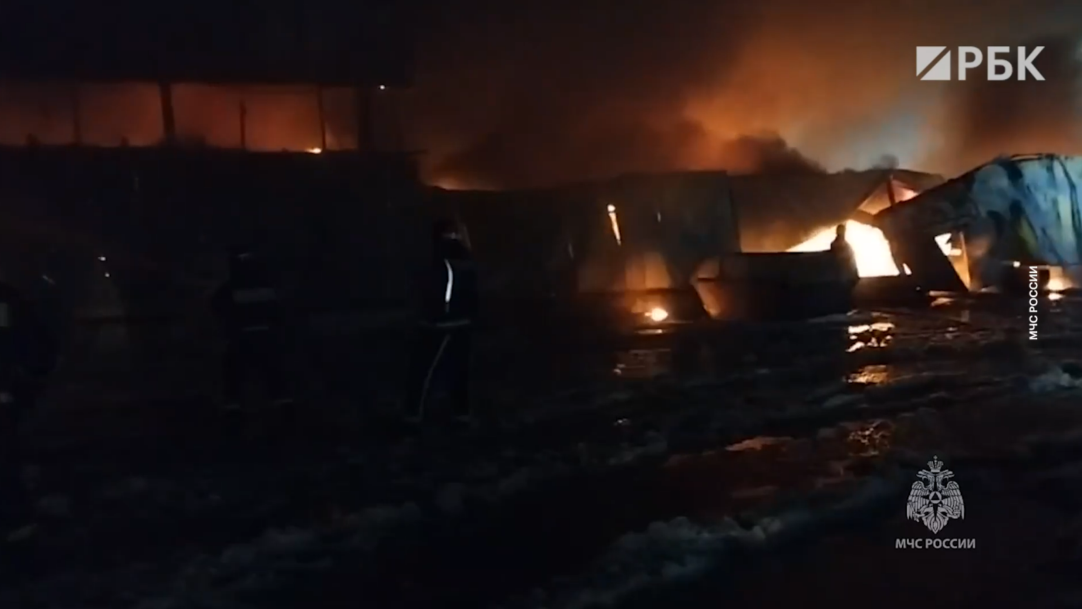 В подмосковном Одинцово загорелся склад на площади 4,3 тыс. кв. м