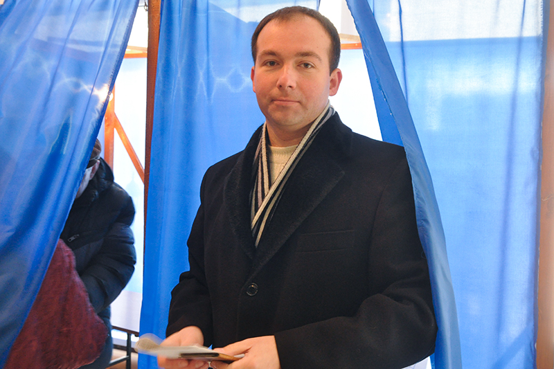 Кандидат на пост главы ЛНР, лидер Луганского экономического союза Олег Акимов во время голосования на одном из избирательных участков Луганска.