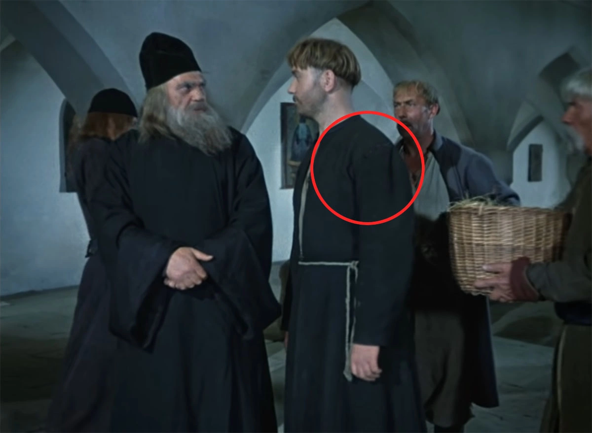 <p>На экране видно, что одежда на левом плече Хомы Брута цела. Кадр из фильма &laquo;Вий&raquo;</p>
