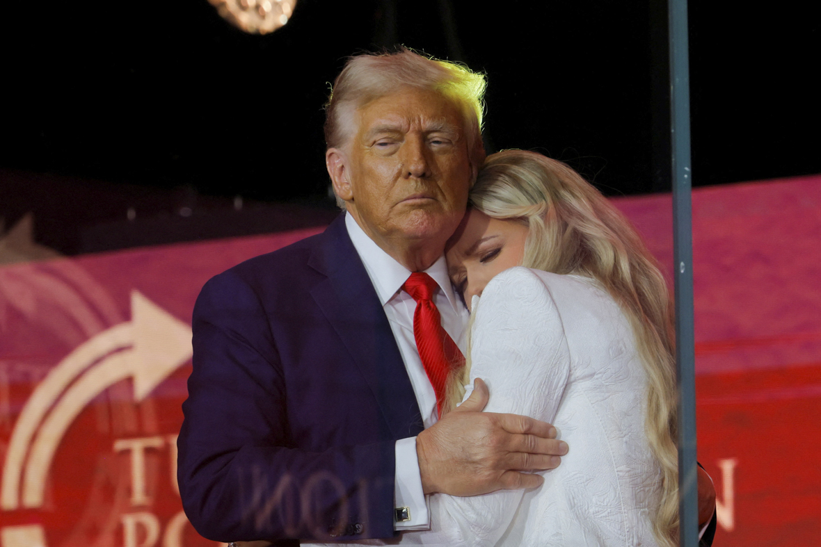 Президент заявил, что, в отличие от погибшего, ненавидит оппонентов, а убийцу Кирка назвал &laquo;подвергшимся радикализации хладнокровным монстром&raquo;.

Как пишет The Guardian, в нынешней политической ситуации американский лидер использует возмущение избирателей убийством Кирка для подавления инакомыслия&nbsp;и подрыва легитимности Демократической партии.