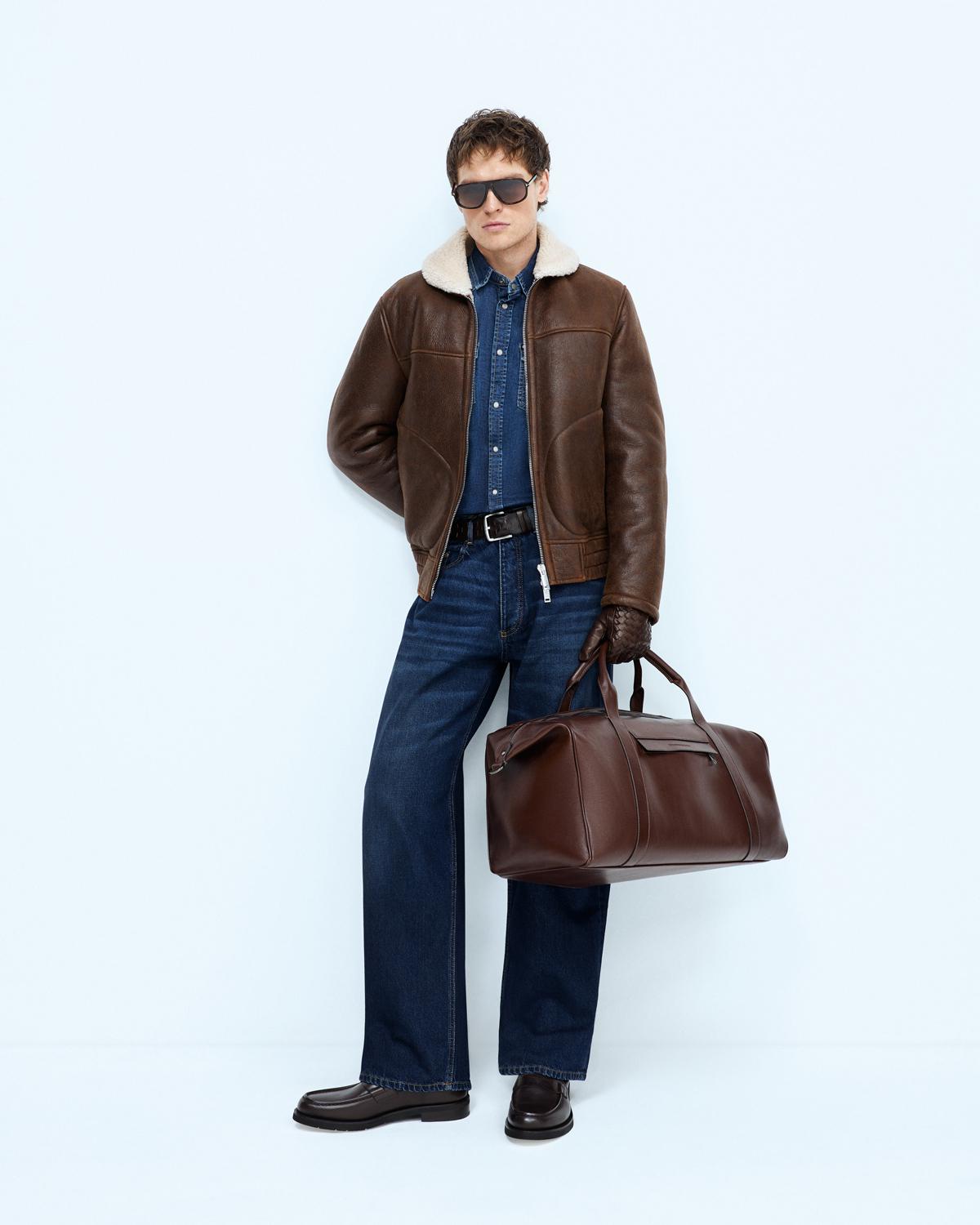 Куртка Principe di Bologna, рубашка GAS, джинсы Icon Denim LA, ремень Reptile’s House, очки Tom Ford, перчатки Principe di Bologna, сумка Principe di Bologna, лоферы Baldinini