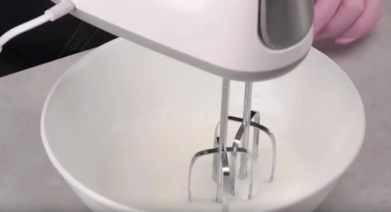 Смешайте белки и лимонную кислоту