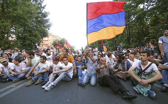 Митинг против повышения тарифов на электроэнергию в Ереване