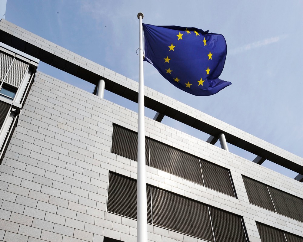 Флаг над офисом Eurostat 