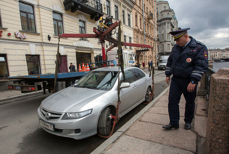 Санкт-Петербург. Эвакуация автомобиля на одной из улиц города