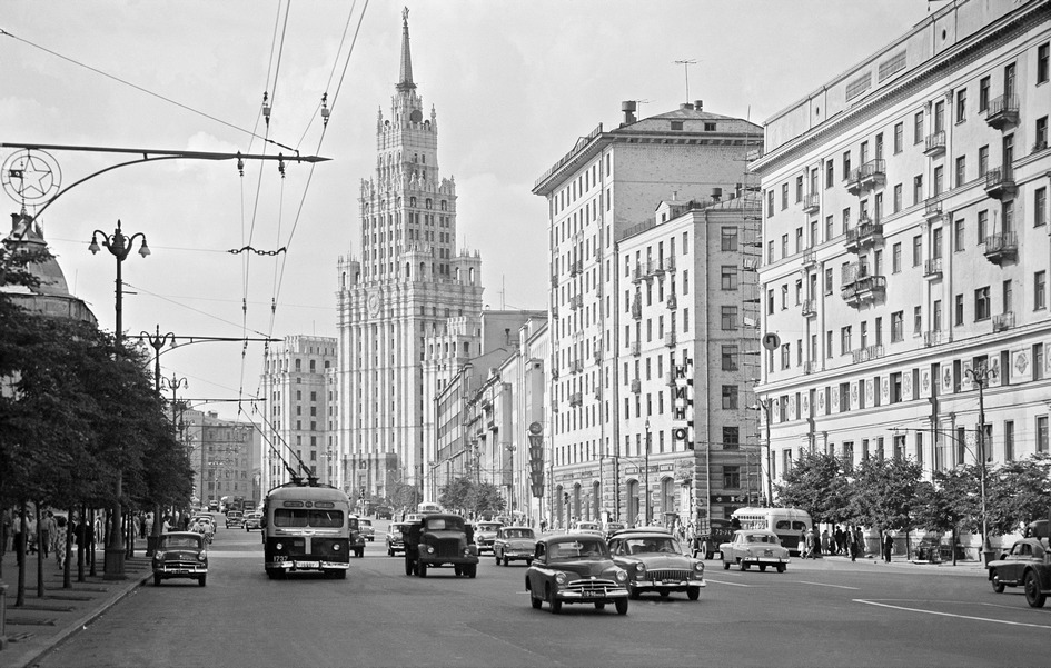 Садово-Черногрязская улица. Вид на высотку у Красных Ворот. 1961 год