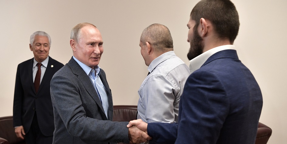 Владимир Путин (слева) и Хабиб Нурмагомедов (справа) во время встречи в Дагестане в 2019 году