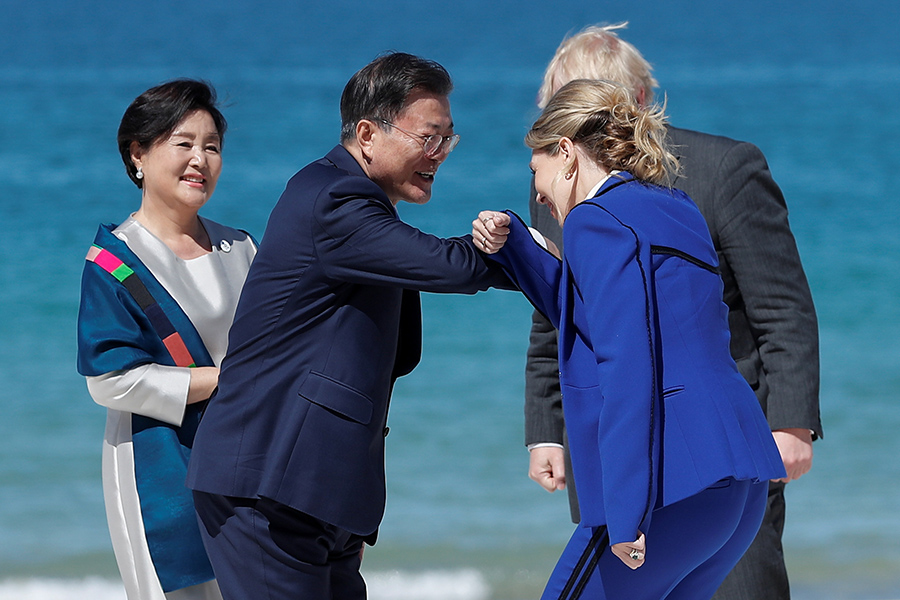 Президент Южной Кореи Мун Чже Ин с женой&nbsp;Ким Чжон Сук и премьер-министр Великобритании Борис Джонсон с женой Кэрри



