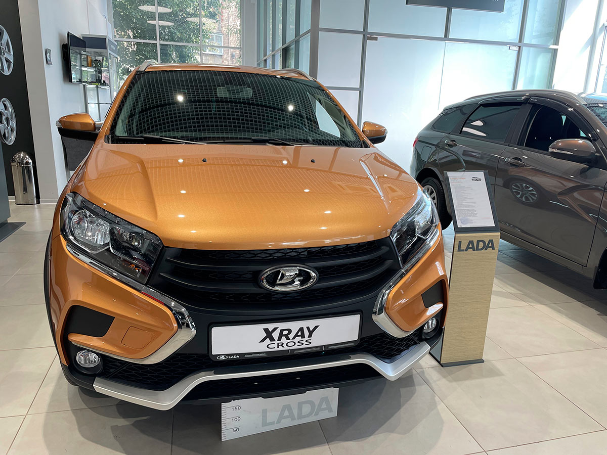 У дилеров не осталось обычных Lada. Репортаж из автосалонов :: Autonews