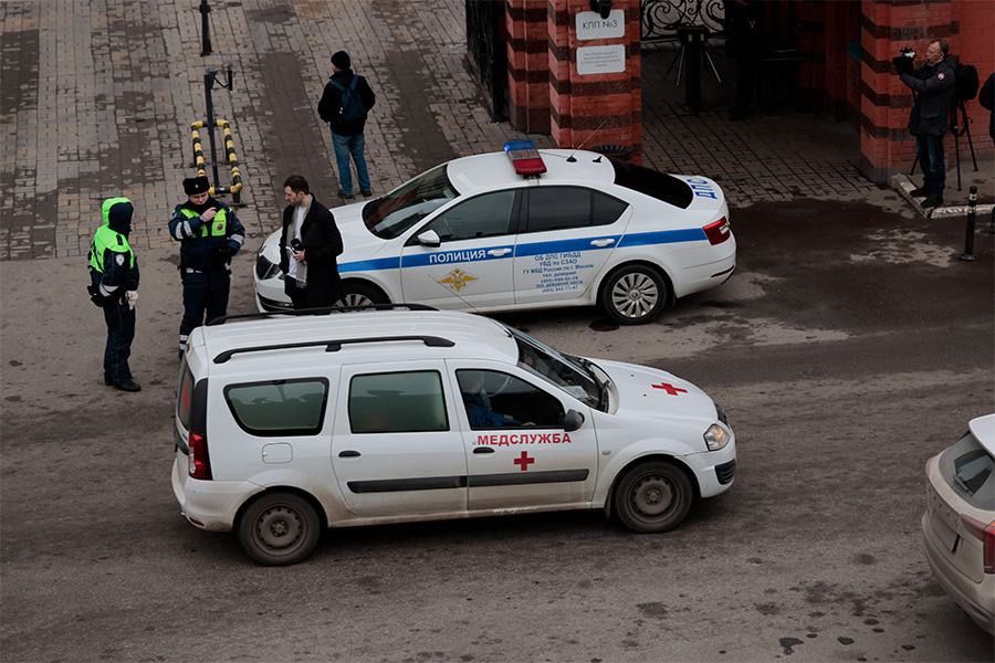 При взрыве один из охранников Саркисяна погиб. Консьерж, еще двое охранников и сам&nbsp;Саркисян после взрыва находились&nbsp;в тяжелом состоянии. По данным &laquo;РИА Новости&raquo;, Саркисяна увезли в реанимацию, ему ампутировали&nbsp;ногу.