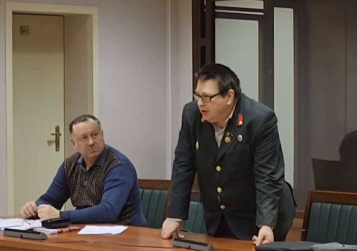 Дмитрий Денисов (справа) на заседании суда