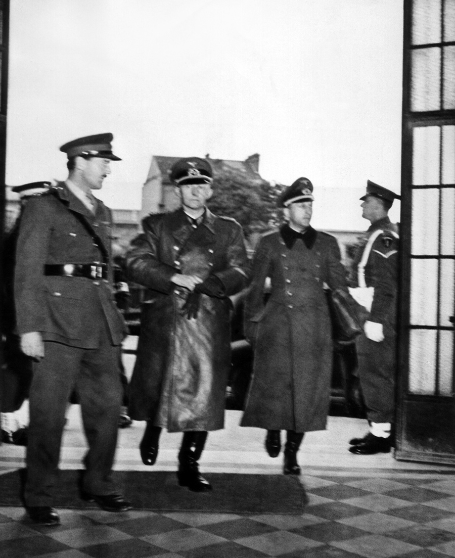Генерал-полковник Густав Йодль (второй слева) и его помощник&nbsp;майор Вильгельм Оксениус в Реймсе, 7 мая 1945 года