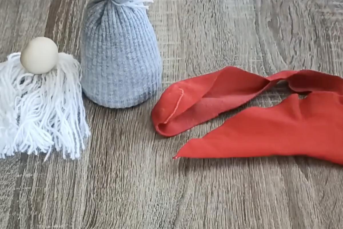 Как сделать новогоднего гнома из носков