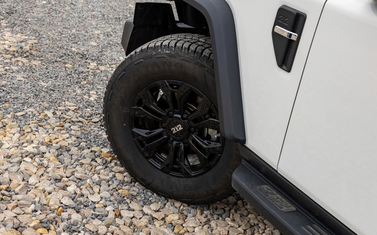 Благодаря большому вывороту передних колес 4,7-метровый BAW 212 на ходу ощущается как очень юркий и маневренный