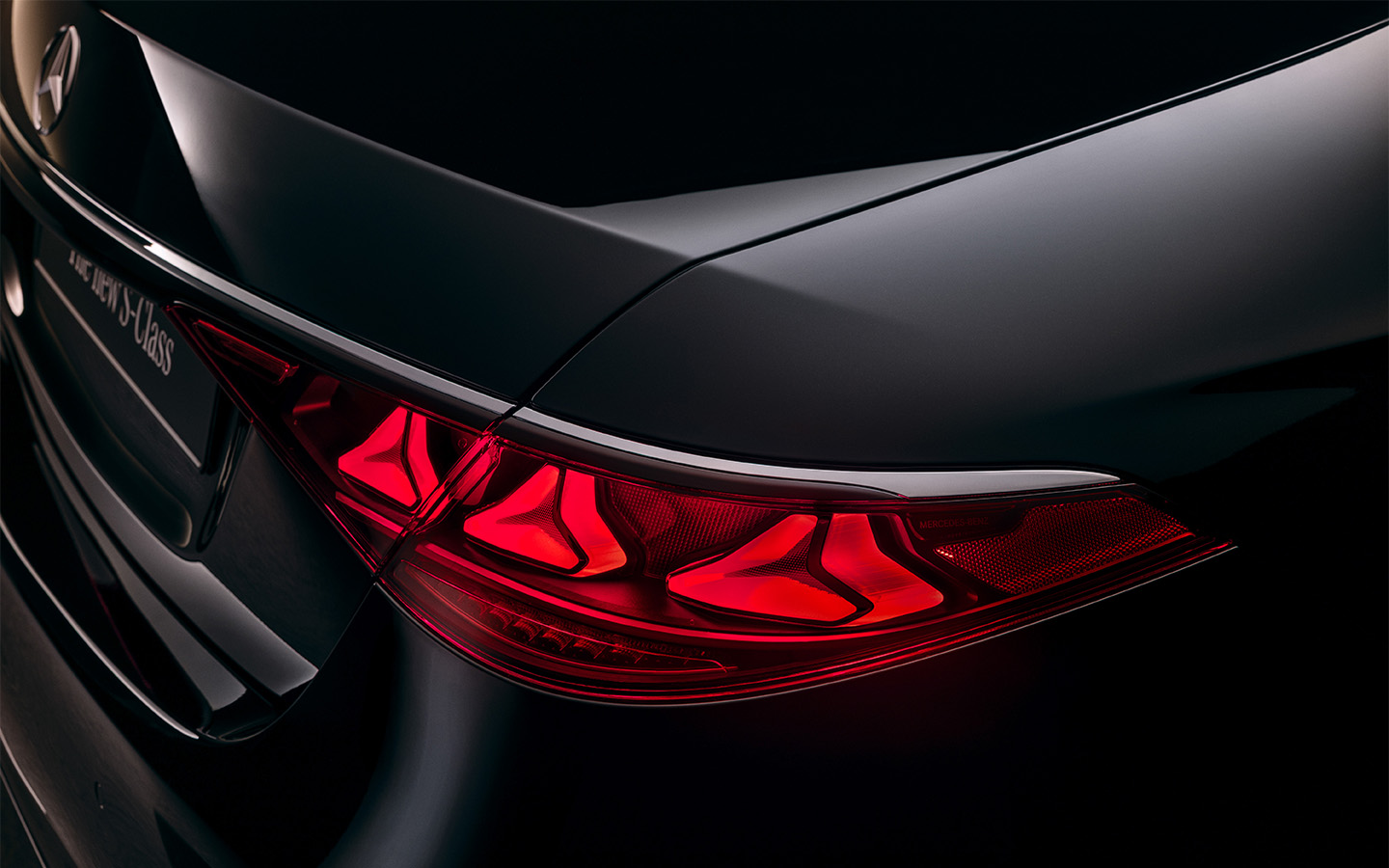 Сзади у седана &mdash; обновленные светодиодные фонари