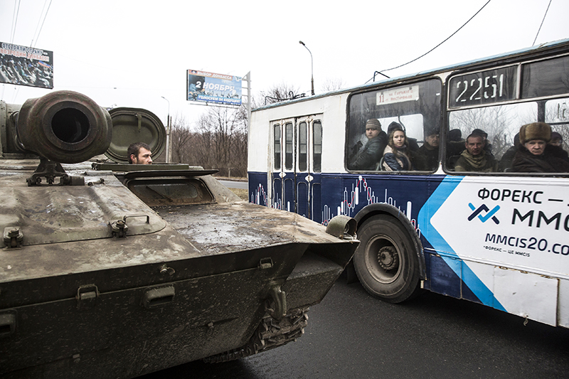 Вывод военной техники ополченцев из Донецка.