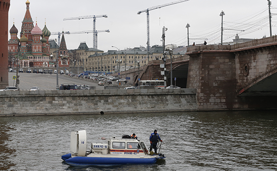 Поиски орудия убийства Б. Немцова в Москве-реке