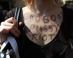 На месте убийства двух женщин оставлена кровавая надпись "Free Pussy Riot"
