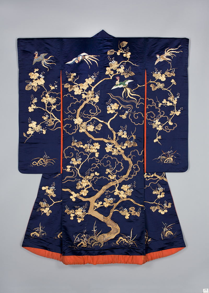 Верхнее кимоно для молодой женщины. Япония, 1850-1880
Шелковый атлас, шелковые и металлические нити; ткачество, вышивка
