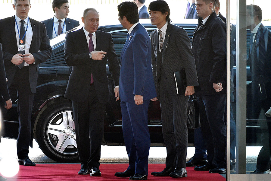 В декабре 2015 года Владимир Путин в ходе своего визита в Японию прибыл на встречу с премьер-министром Синдзо Абэ почти на два часа позже, чем планировалось. Пресс-секретарь президента впоследствии пояснил, что задержка была связана с нагрузкой Путина, а японские коллеги были предупреждены о необходимости перенести переговоры.

В июле 2017 года президент вновь опоздал на встречу с премьер-министром Японии Синдзо Абэ. Перед этим Путин провел свои первые переговоры с лидером США Дональдом Трампом, причем продлились они вместо запланированных 75 минут более двух часов. Перед началом встречи с главой японского правительства российский президент принес ему извинения как от себя, так и от Дональда Трампа
