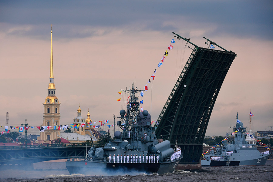 Санкт-Петербург. Малый ракетный корабль проекта 1234 &laquo;Пассат&raquo; и малый ракетный корабль проекта 21631 &laquo;Серпухов&raquo; (слева направо) у Дворцового моста
