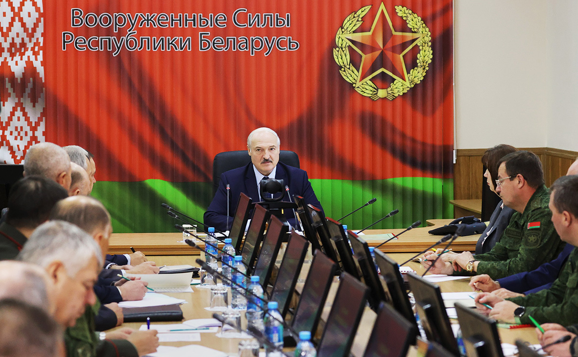 Александр Лукашенко (в центре) во время совещания в Центре стратегического управления в Министерстве обороны Белоруссии