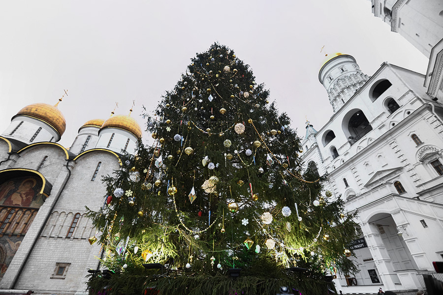 Главная новогодняя ёлка страны на Соборной площади Кремля в Москве