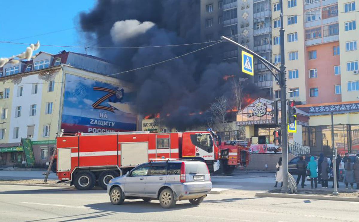 В центре Якутска загорелся торговый центр