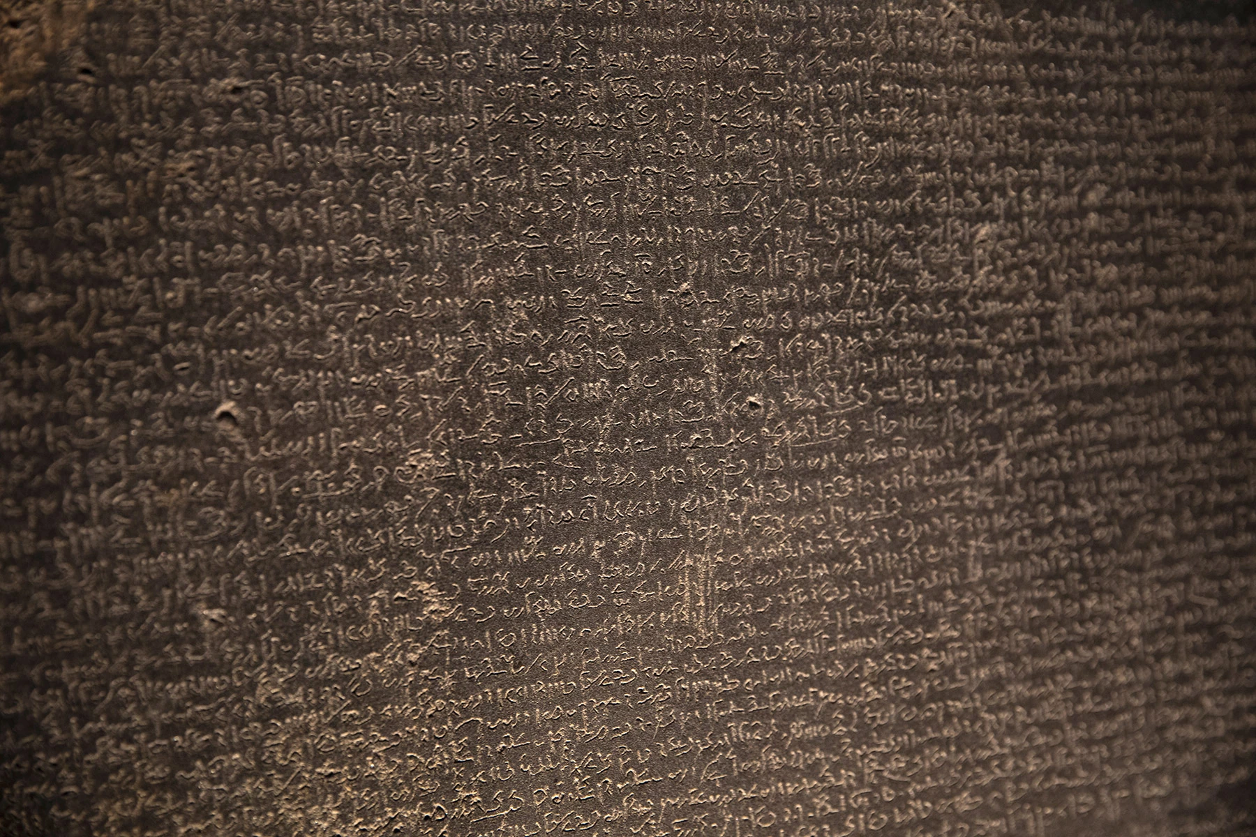 <p>Розеттский камень&nbsp;&mdash; фрагмент более крупной плиты, воздвигнутой в египетском храме в 196 году до н. э.</p>