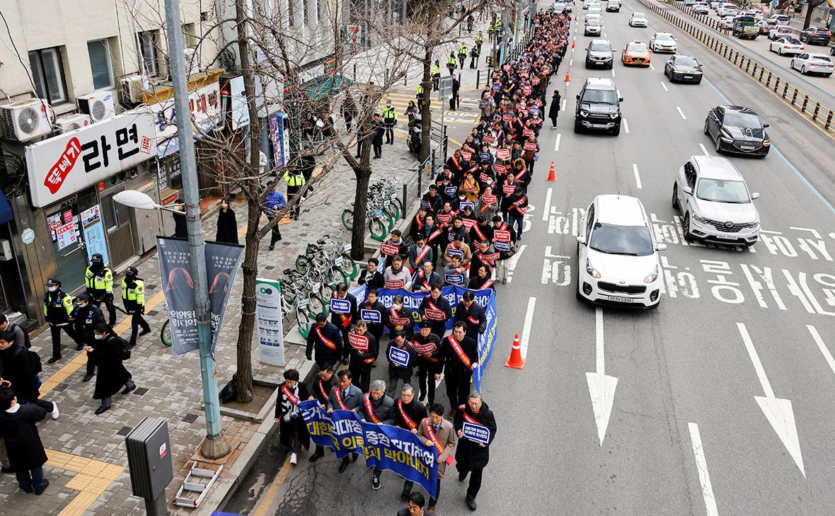 Колонна протестующих врачей в Сеуле