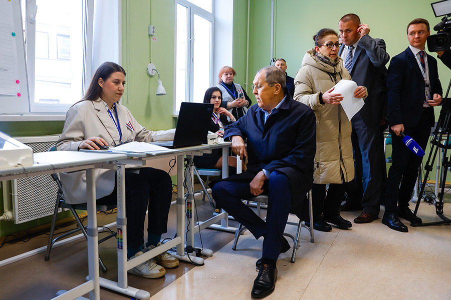Глава МИД Сергей Лавров на избирательном участке №&nbsp;73 в Москве.