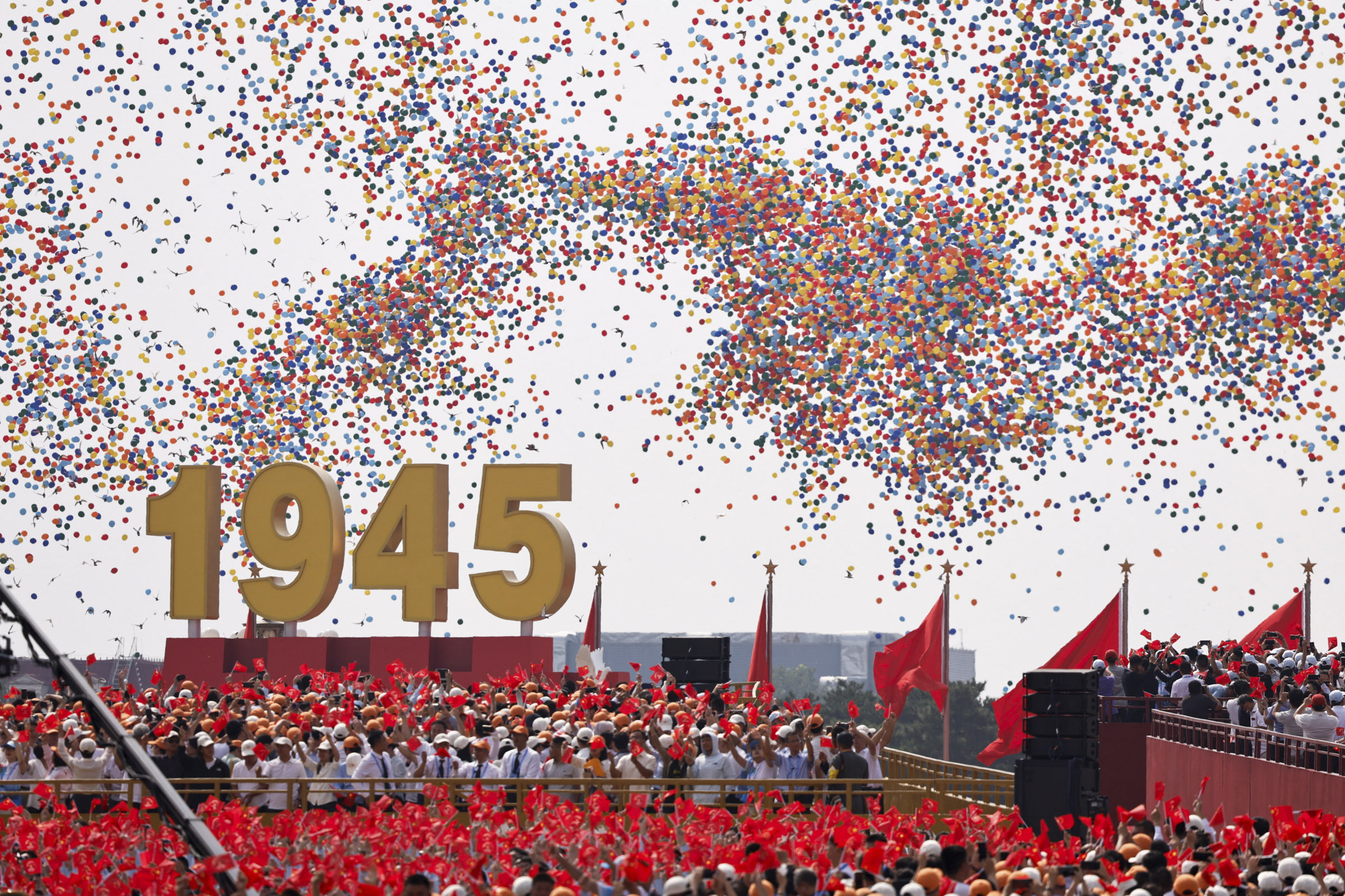 По данным Reuters, парад посетили 50 тыс. зрителей.

