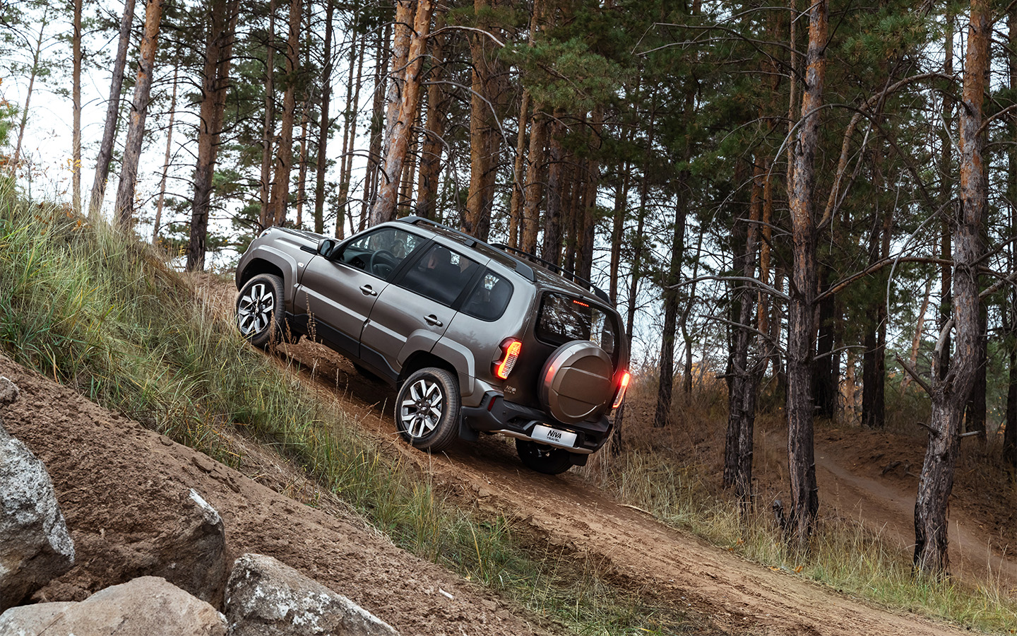 Установка нового мотора на Lada Niva Travel вынудила АвтоВАЗ серьезно доработать трансмиссию. В частности, пришлось изменить&nbsp;шестерню&nbsp;5-й передачи вторичного вала, блок шестерен заднего хода и 5-й передачи, картер сцепления, полуоси заднего моста, передний мост, полуосевые шестерни дифференциала, а также сателлиты дифференциала