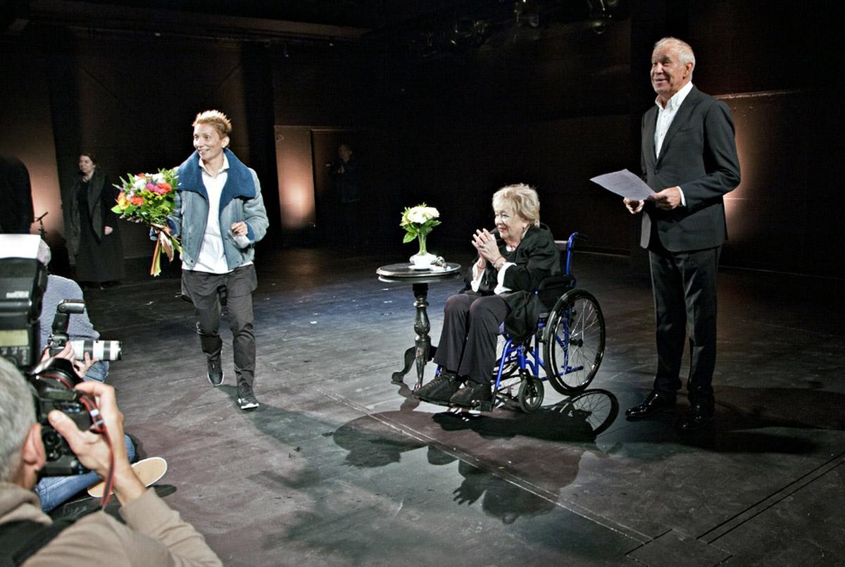 Сбор труппы театра &laquo;Современник&raquo;. Сергей Гармаш и Галина Волчек (справа налево), Москва, 1 октября 2017 года