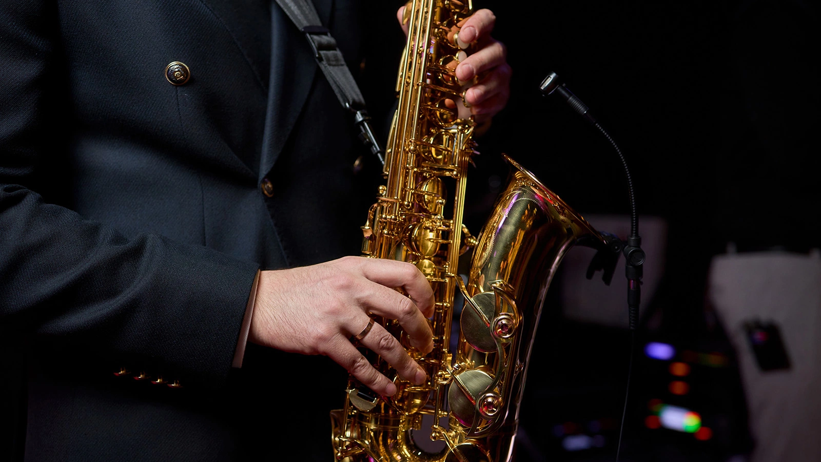 Музыкант Элвис установил мировой рекорд по игре на саксофоне