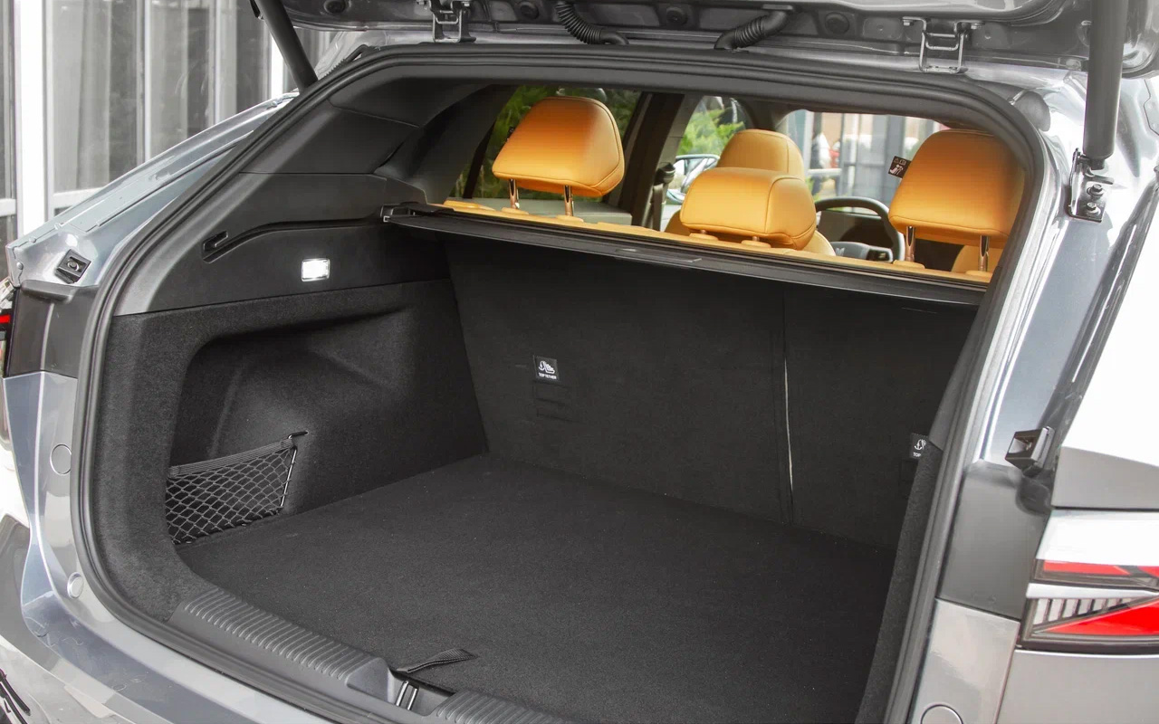 Ура, в наличии багажная штора. Увы, ни одного крючка