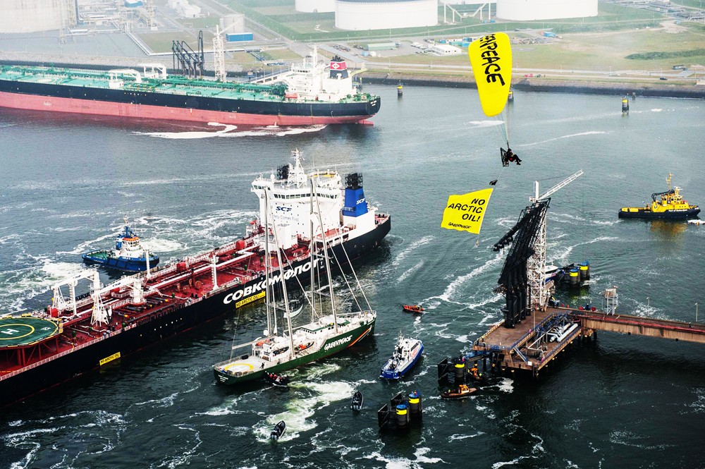 Полиция Роттердама задержала членов Greenpeace возле российского танкера