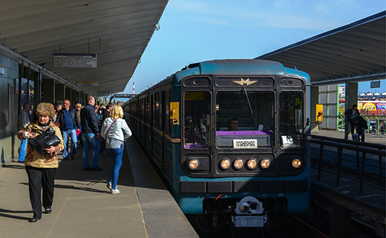 Поезд у платформы на&nbsp;станции метро &laquo;Выхино&raquo;, май 2015 года


