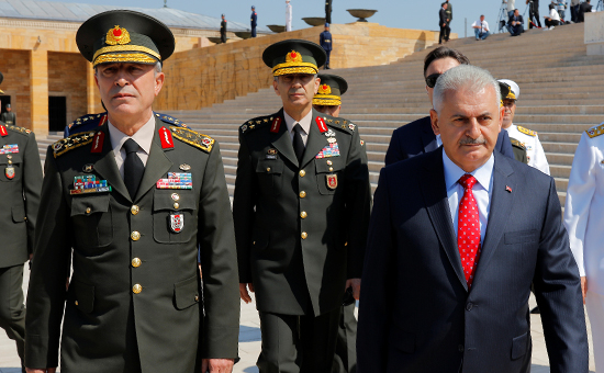 Премьер-министр Турции&nbsp;​Бинали Йылдырым&nbsp;(справа)





