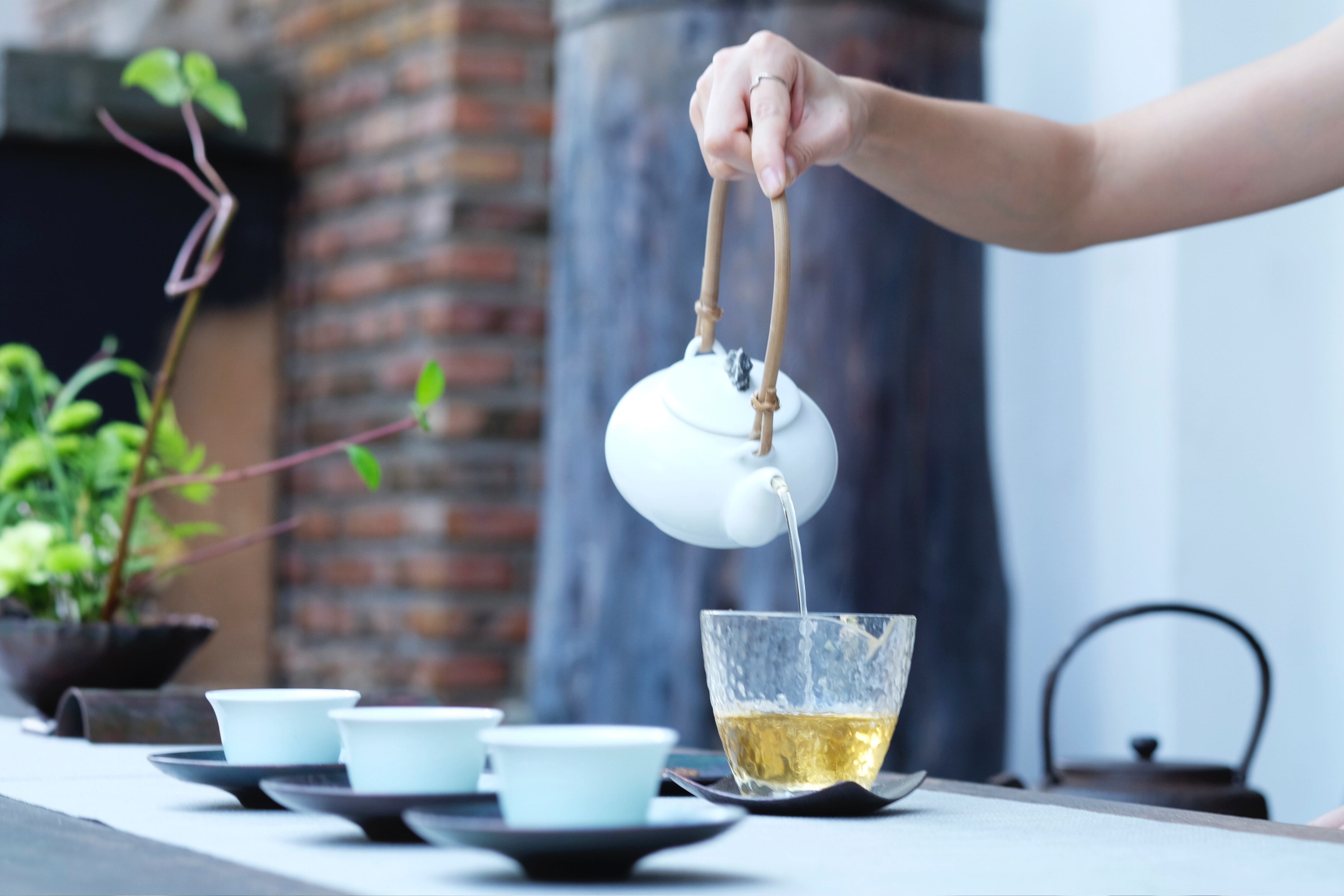 Горячий чай в жару охладит тело, только если в помещении сквозняк или дует кондиционер, считают исследователи