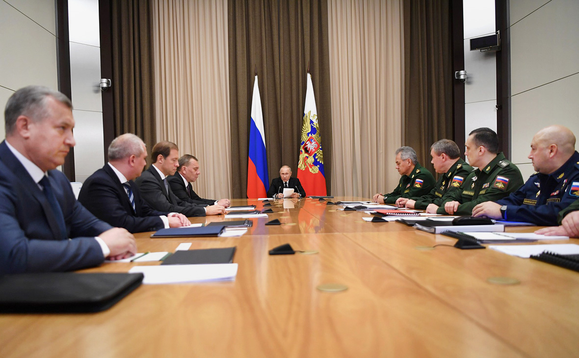 Владимир Путин на совещании с руководством Минобороны, главами федеральных ведомств и предприятий ОПК