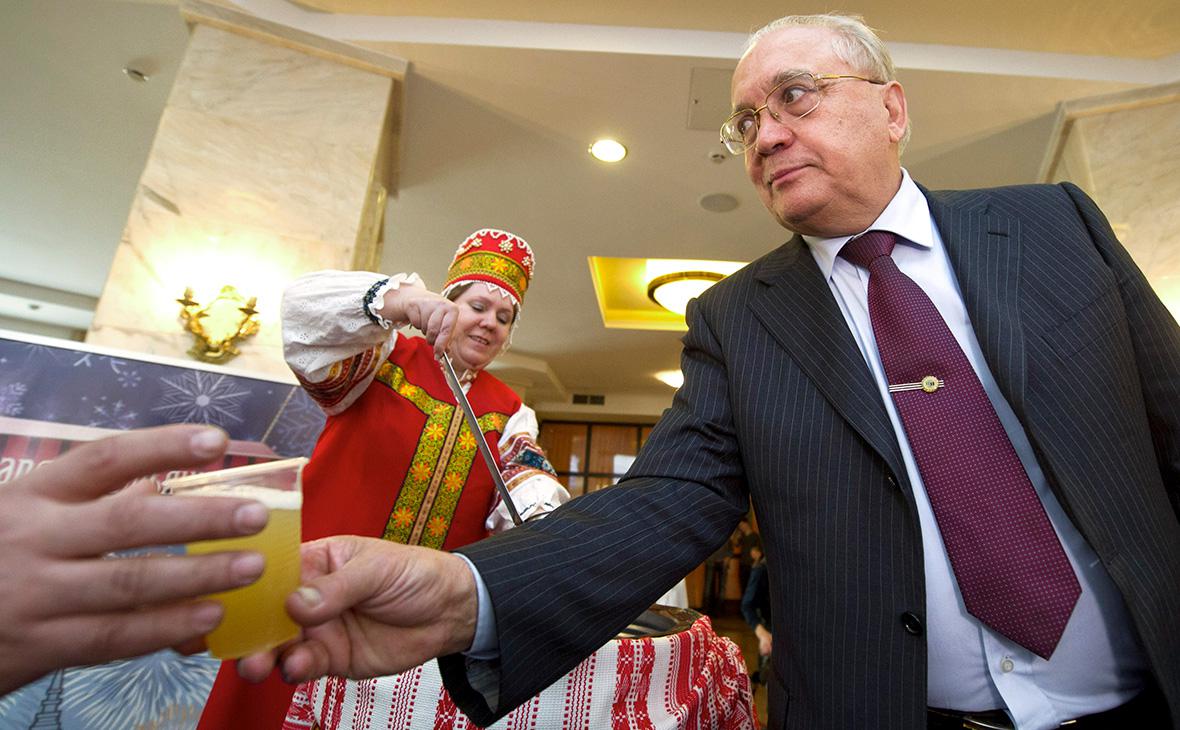 Ректор МГУ Виктор Садовничий на традиционном разливе медовухи, 2012 год