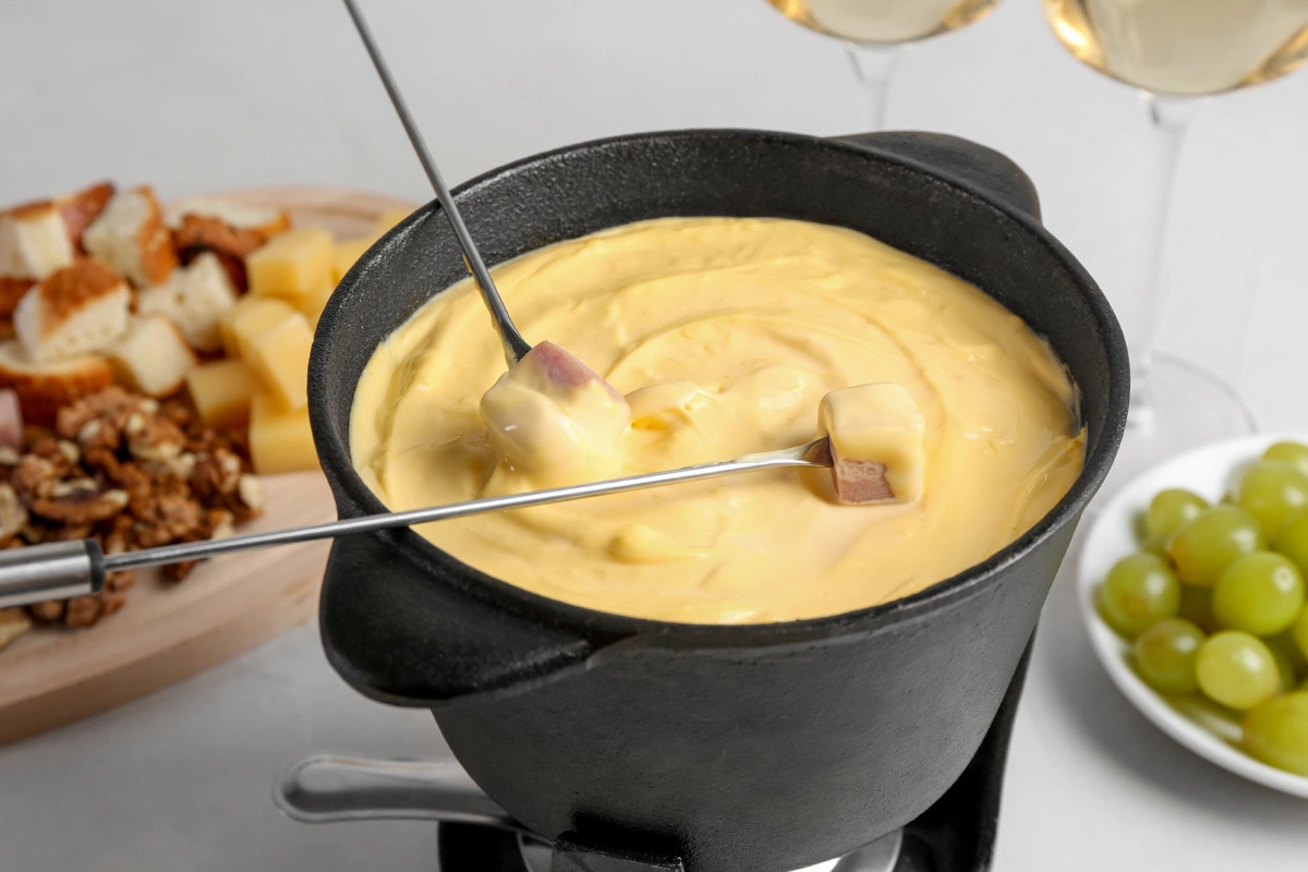 Как организовать фондю вечеринку: советы сыроделов и сомелье