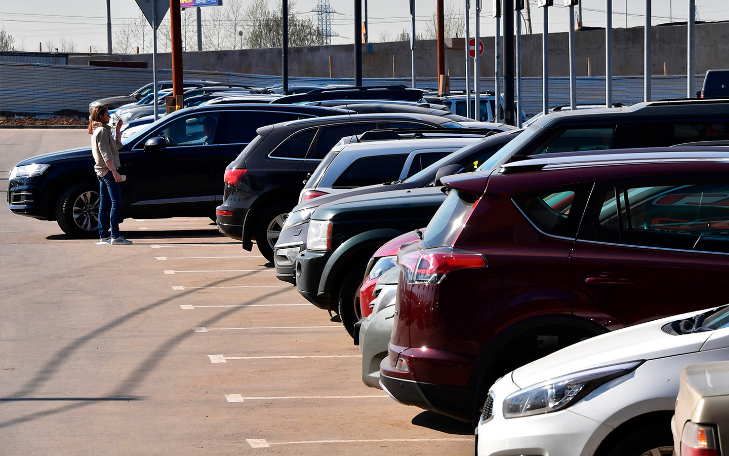 Если вы сами поцарапали чужую машину, оставайтесь на месте, фиксируйте происшествие и ждите владельца или сотрудников полиции