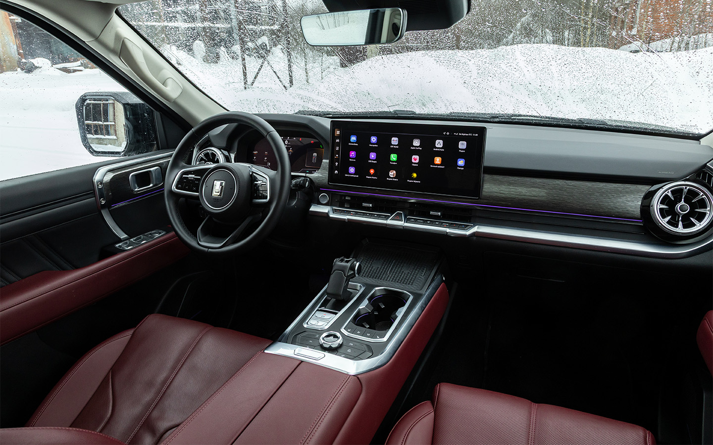 Интерьер Tank 400 свеж и хорош, явных эргономических просчетов в нем нет