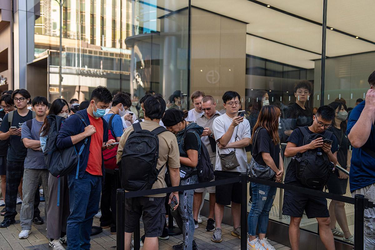 Первый день продаж iPhone Duo в Гонконге. Люди стоят в очереди у магазина Apple Store, чтобы получить свой iPhone Duo, 22 октября 2026 года в Гонконге